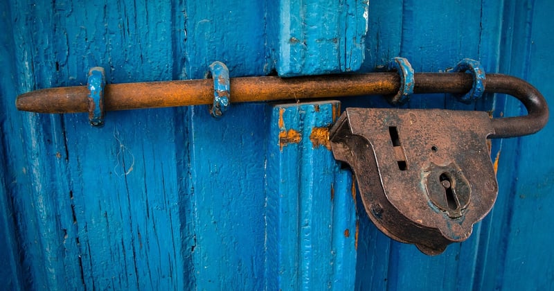 Verrou de porte qui tourne dans le vide : les 7 causes et solutions rapides