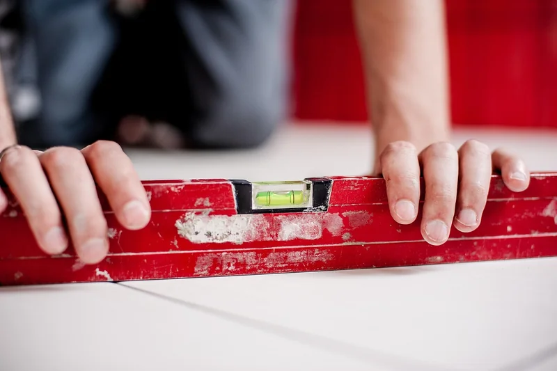 Réparer un éclat de carrelage : les méthodes qui marchent vraiment