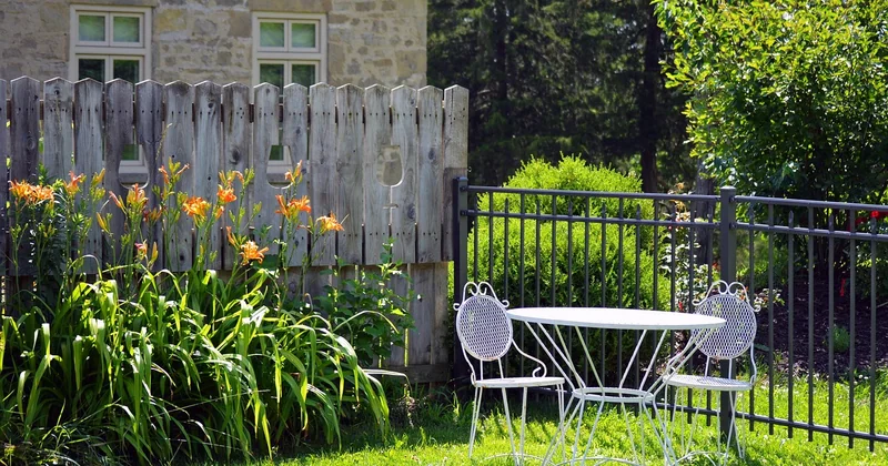 Bois, aluminium, résine : quel matériau pour un bain de soleil pas cher ?