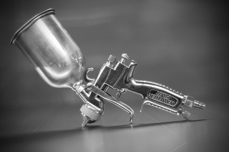 Peindre un plafond au pistolet en 2026 : nos astuces pro pour un résultat parfait
