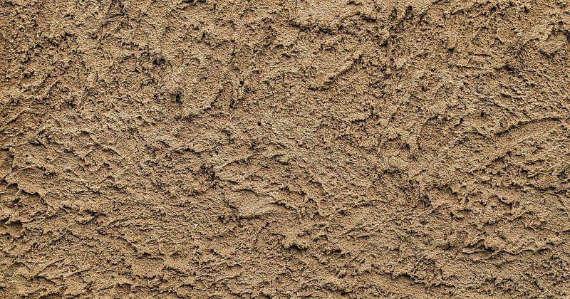 Comment fixer sur du crepi exterieur : la methode qui tient